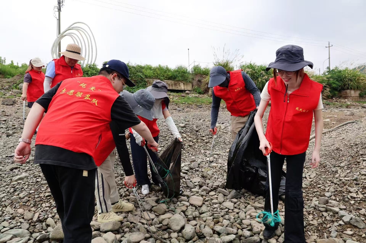 6月24日奉化區鋒之社愛心服務協會和奉化區莼湖街道莼愛志愿服務在莼湖開展凈灘行動.jpg