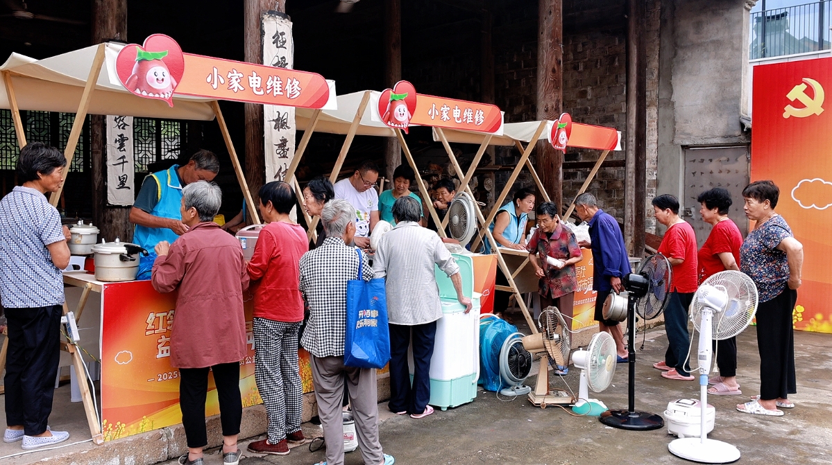 6月25日奉化區樂享志愿服務隊在大堰箭嶺村開展便民服務.jpg