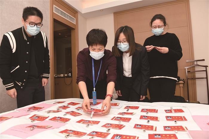 肩負重托赴盛會 滿懷豪情謀發展——人大代表報到側記